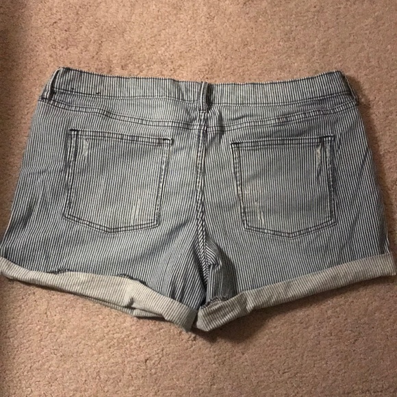 Banana Republic Factory Cuffed Shorts - Picture 2 of 5